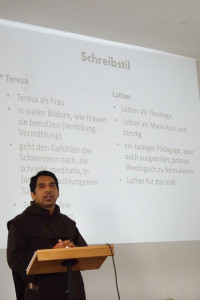 Pater Rockson bei seinem Vortrag.