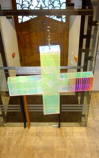 Kreuz im Eingang des KSI